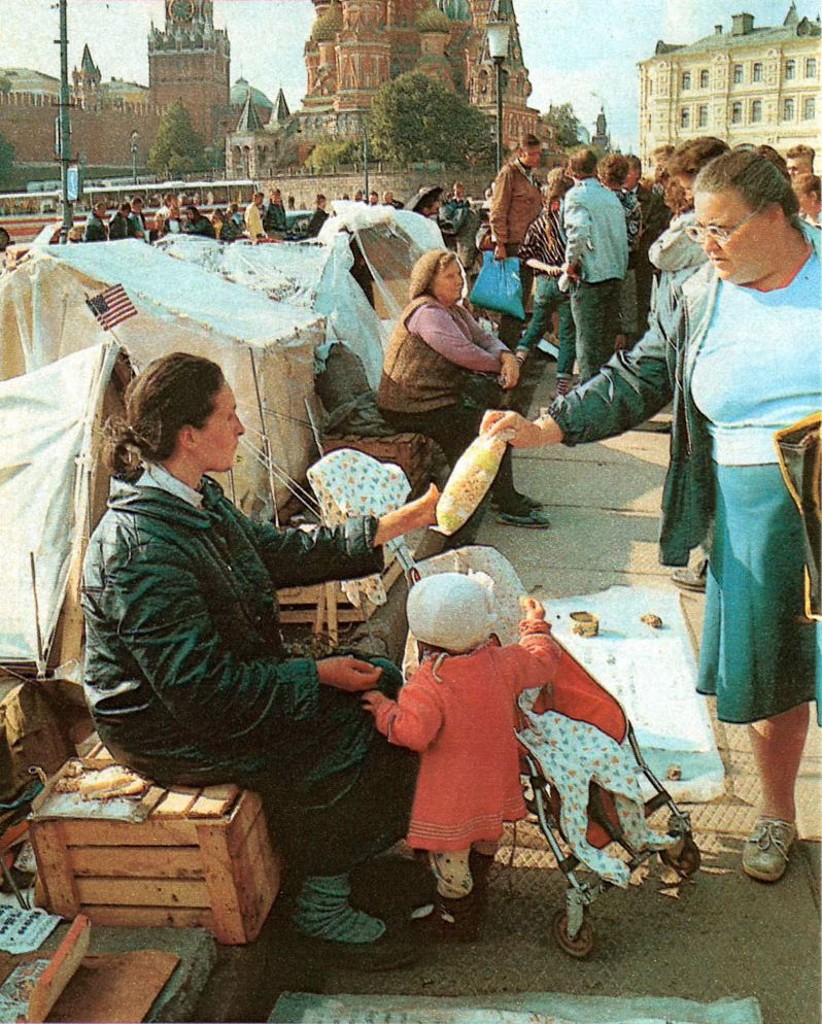 Как жили в 90 годы. Палаточный городок у Кремля 1990. Палатки на красной площади 90ые. Лихие 1990-е Москва. Москва в 1990-е.